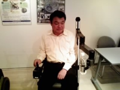私の左腕に注目、不自然でしょ～アームが手に干渉するんですね。