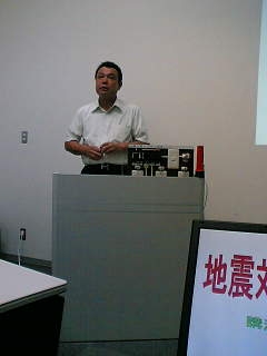 講演中の私です、説明しているのは地震対策用コンセントですよん