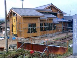 やっと　屋根、スーパーウォールパネル　完成。これで雨、風、ちょっと安心～