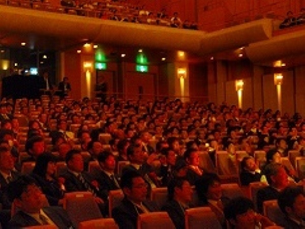 これで700人近く入っています。　　　　　　　　　　　　　　　でっけー会場～