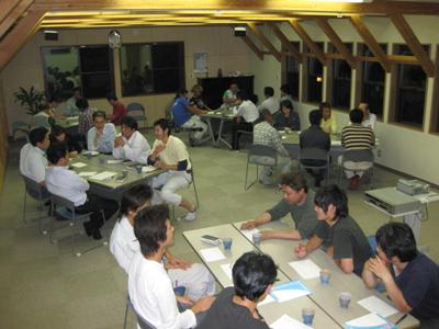お腹すいてる割には笑顔が出てます。みんな和気あいあいでしょ～　でも話してることは真剣です。誰もこの後の晩御飯のことなど、微塵もかんがえていましぇ～ん