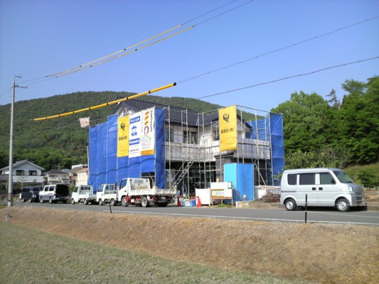 ヤマダ電機長良店の真ん中の駐車場を東へ400ｍ入ったあたりです