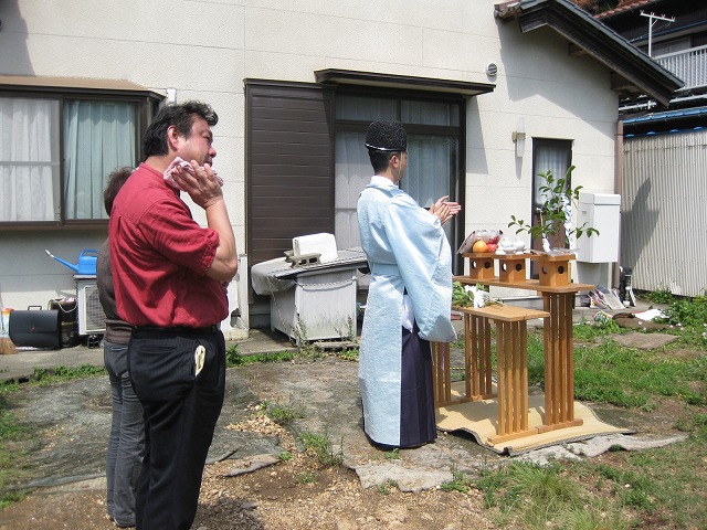 立っているだけでも汗が噴出す陽気です。汗かきの社長は大変です。