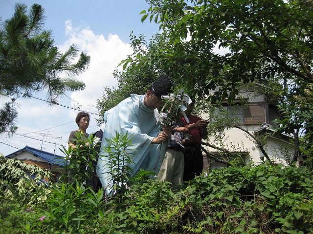 空だけ見ると夏本番さながらですね。神主さんも丁寧に土地の神様に挨拶をしていただいてます。
