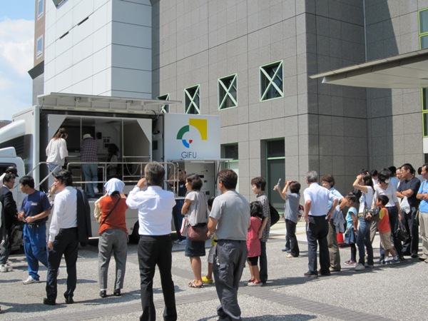 この最新式の地震体験車は、次回弊社の餅つき大会にて登場する予定です。乗りそこなった方、是非！！