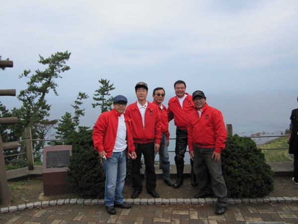 サングラスが会長さんです。右端の内藤さんはようやく高速で100キロ出せるようになりマシタ。