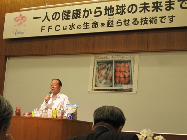この方はホント元気です。今回は普段着での講演です。