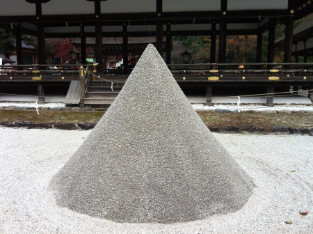 左側の立砂はところどころ、少し崩れてましたので右側だけの撮影になりました。