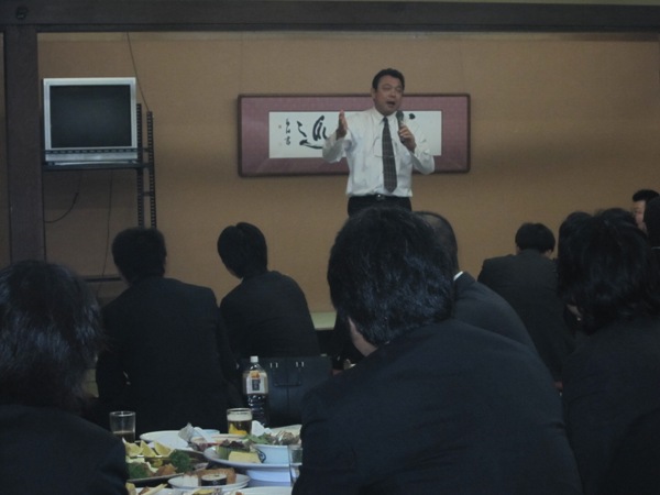 あくる日のどが　ひりひりするなあ　と思ったら懇親会でもこのとうり・・・・しゃべりっぱーでして・・・・・