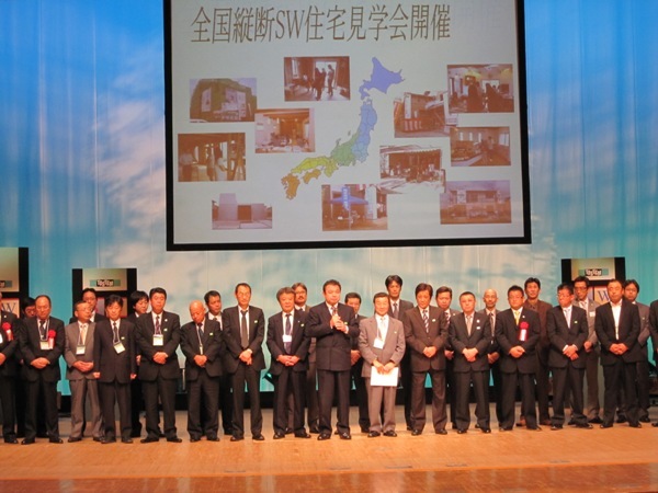 前日の代表幹事会で可決された、　　　　　　　　　　　　「全国縦断ＳＷ住宅見学会開催」　の映像があくる日にもう出来上がってたのには驚きました！