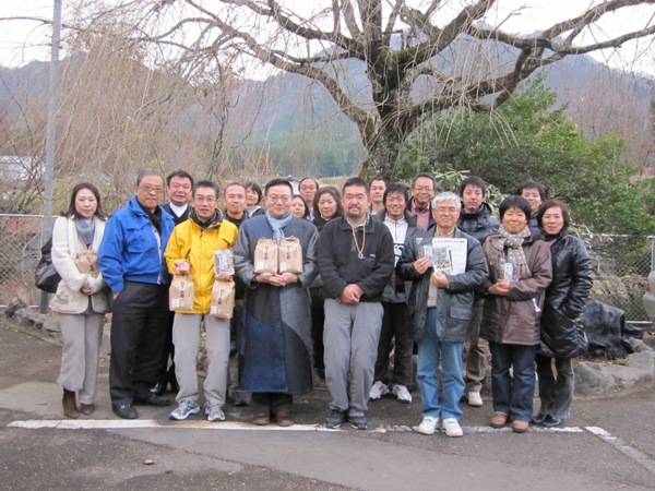 杉田理事長の左隣は佐賀県知事の古川さんです、実は彼も地球市民の会のメンバーですねん