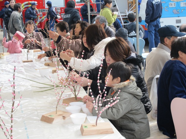 キレイな　花餅　でしょー！まるで春に　花が咲いたようです。