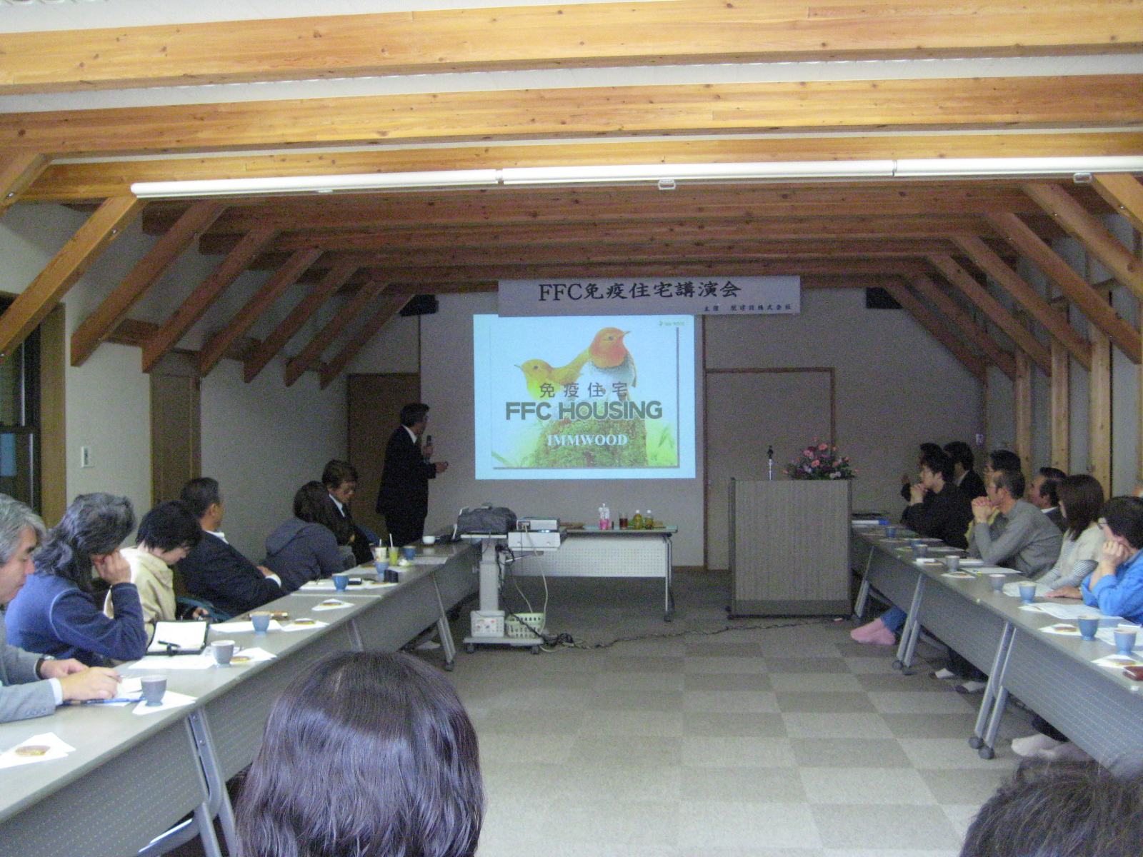 江頭社長と黒岩教授は大の仲良しです。よく江頭社長が大学教授で、黒岩先生が、材木屋のオヤジに見られて困る！とのたまっておられました。