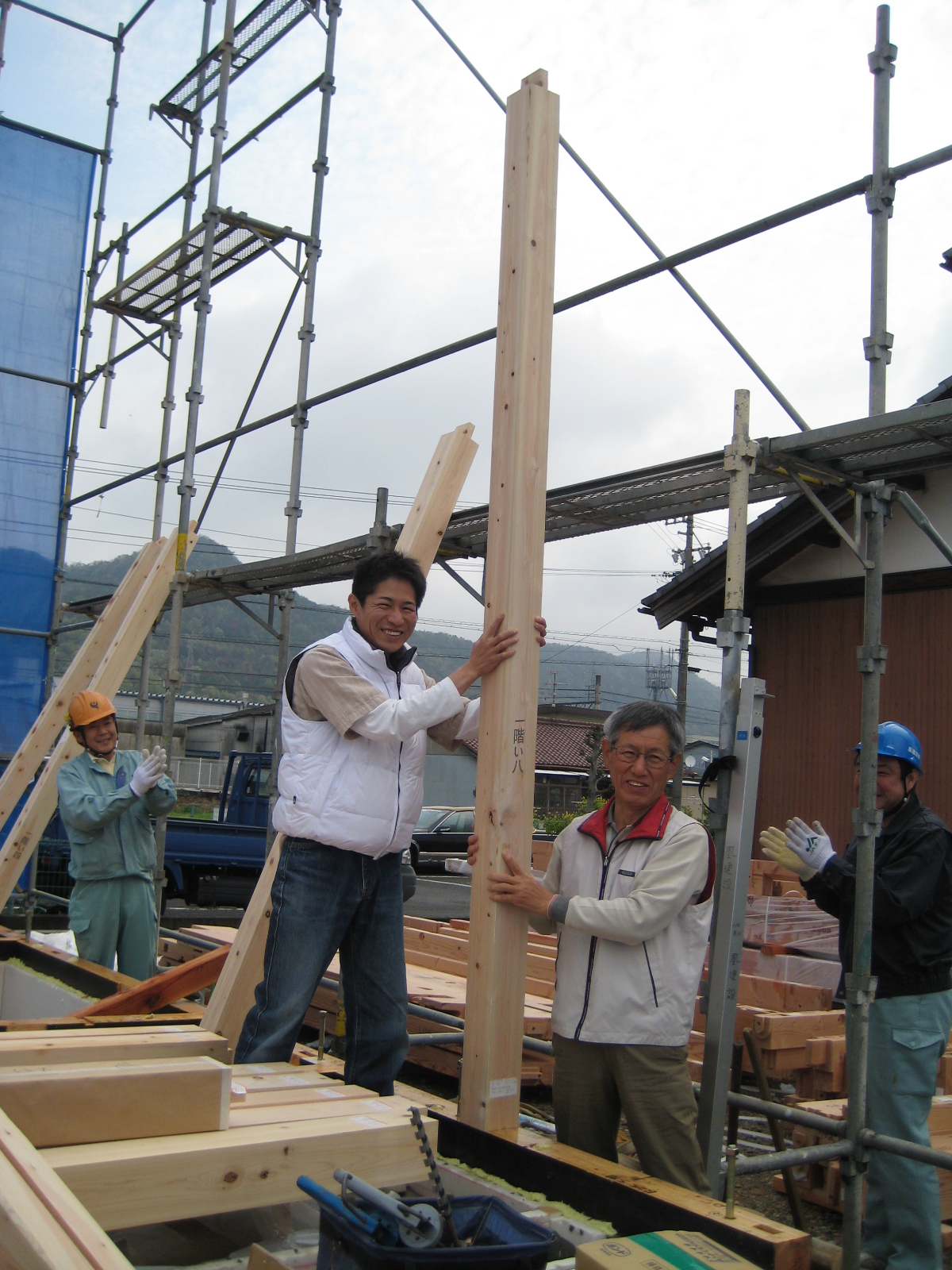 S様の手により　柱1本、建てていただいて、さあ～建方のはじまりです。