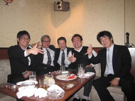 私の向かって左が井村支店長　「なるなる！」　と呼ばれています。　　　　　　　　　　　　　　　　　　　　　　　　　　　　　　　　指をたてて、歌う姿も見納め。。。っとなるとなんだかさびしい～