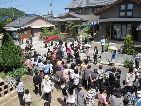 地上4メートルの特設ステージからの絵です、あまりにもお天気が良いので日焼けしちゃう？方たちは、左の建物の影から見物しておられます。
