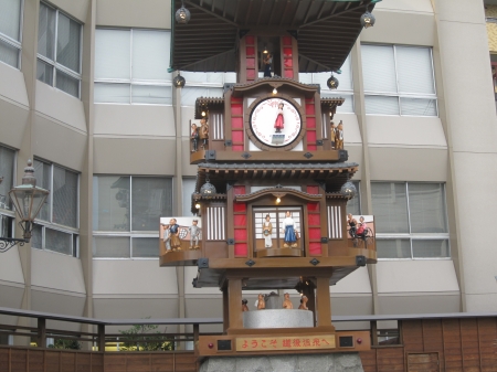 朝の、６時から待ってたおタンちんもいたみたいですけど、からくり時計のからくりタイムは朝８時からですよ～