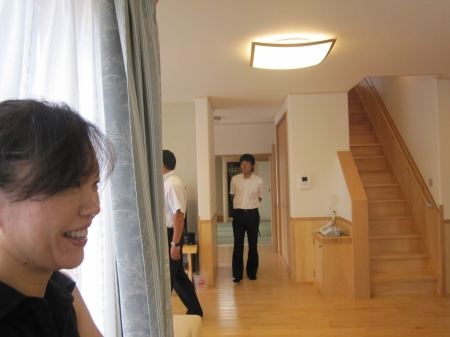 手前のキレイなおねいさんは、山田社長の奥様です、引渡し直前の現場でエアコンを利かせて待ってていただけました、ありがとうございました。