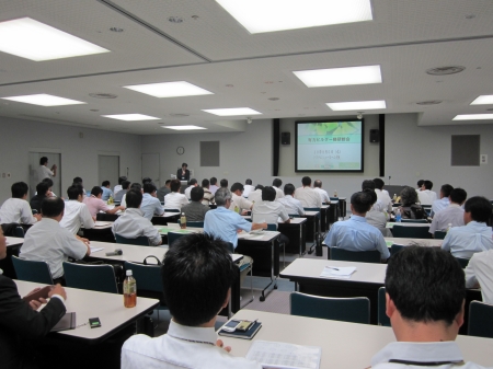 実はここは、社員向けのマル秘？会議室でした。いろんなとこがあるんやね。裏には何故かお湯のでないカップヌードルの　　自動販売機があるし・・・・