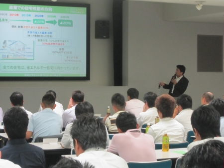 この兄さんは、めっちゃ　お酒つおいです！酔うと膝を震わせ　　ながら、　「モニカ」　を歌います。笑えるけど、上手いです！