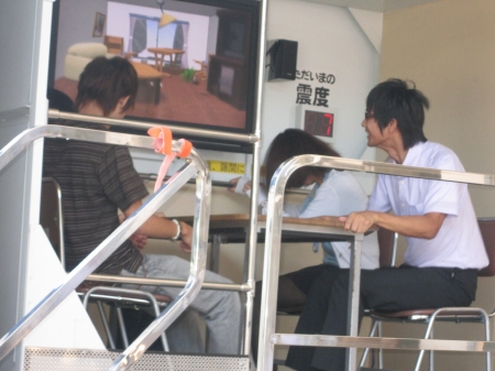 右の白シャツ様は当学校の先生です、その隣で　パ二クッテ　いるのは、弊社高村です。この二人は昨年まで教師と生徒でした