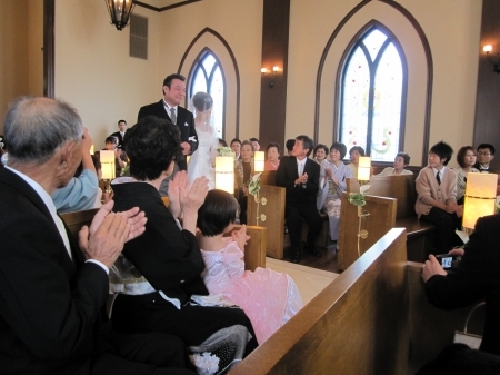 「ねぇ～何か面白い事やりながらはいろ～」　　　　　　　　　　　　　「あほか、まじめにやれ～」とチャペルの外でもめたのでした。