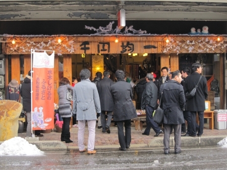 結構皆さんいろんなものを買ってらっしゃいましたね、　　　　　私は時に欲しいものが無かったのでパスしました。
