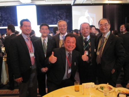 あのTOTOの社長様の前に、しゃしゃり出て写真に収まるあたりは、さすが、　（私）　です