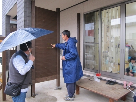 黄色いテープを貼ったのかと思ったら、津波による傷でした。
