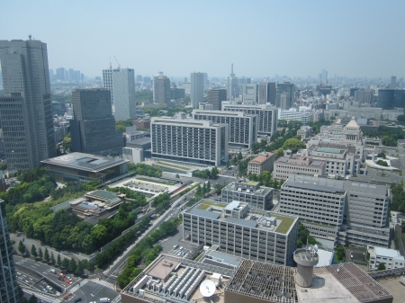 エレベーターで潮田会長にばったり！　　　　　　　　　　　　　　身を隠した社員の素早さにはびっくり、　　　　　　　　　　　　　　　　　　　　　　　　　　　　　　　　　　　　　　　　　　　　　　　　　　「さわらぬ神にたたりなし」ってとこでしょうかね。