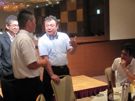 田中さん（左）はその昔、岐阜担当のSW所長様です、　　　　　お酒は殆ど飲んでませんが椅子に手を付いてないと倒れてしまいます。