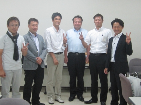 勉強会が終わって皆で個年写真です、決してアリバイ写真ではありません。