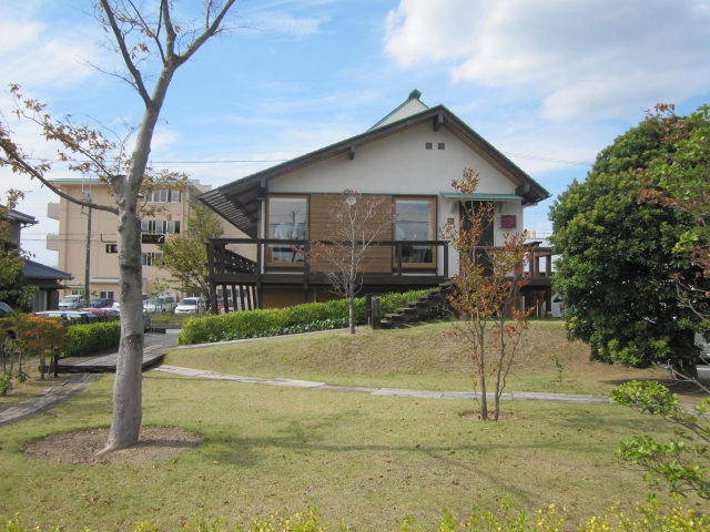 錆びた鉄板の看板や、枕木のアプローチはノスタルジーですな！