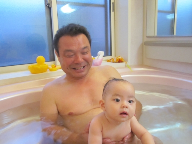 お嫁に行くまでは爺ちゃんとお風呂入ろうな・・・・・・無理か。