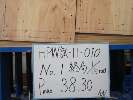 こんなになっても、押すのをやめると、殆ど元の形に戻ります。