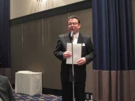会場に着いたら「眼鏡忘れた！」　ってんで爺様の合わない眼鏡かけてます・