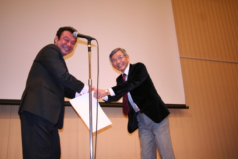 堀田さんは引渡の時もこうやって、がしっっと握手してくれました。