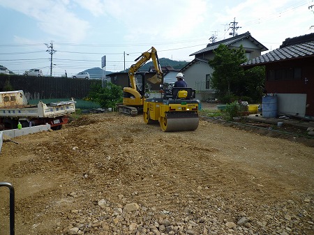 しかし、なんで建設重機って、黄色のカラーリングが多いのでしょうか？？