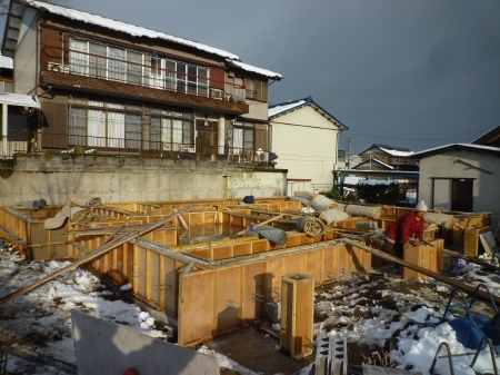 基礎の上に巻いてあるのが保温養生です。今回は何重にもかけてみました。