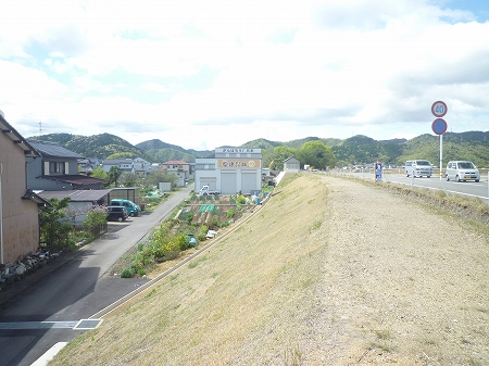 堤防を気持ちよく走行中、行く手に見えるのは、、、？