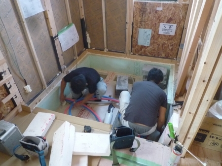 タカラのキッチンは足元はブロックをラインで並べるのが標準なんだそうです。は、初めて知りました