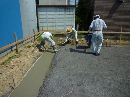 カメラを向けるとうつむいたり後ろ向いたり、、、みんな恥ずかしがり屋さんです。