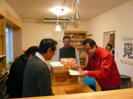 私の後ろにあるストーブの横のごみ箱には水がいっぱい張ってありました。時々断水になるみたいです