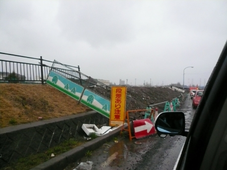 当然、道路はボコボコです