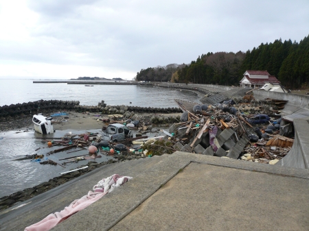 向こうの方の家は流されて重なり合っています。