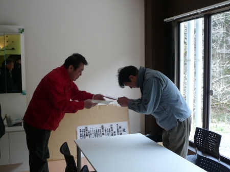 いつもは、ひょうひょうとしたイメージの佐々木社長でしたが、笑いは消えていました。
