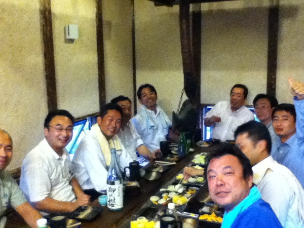 テーブル正面の右手を上げてる方が会長の鈴木さんです。　　その左となりが各務委員長です・