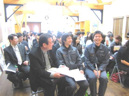 相手の素晴らしいところを見つけて褒めちぎっているところです。みんなにこにこしてますね！