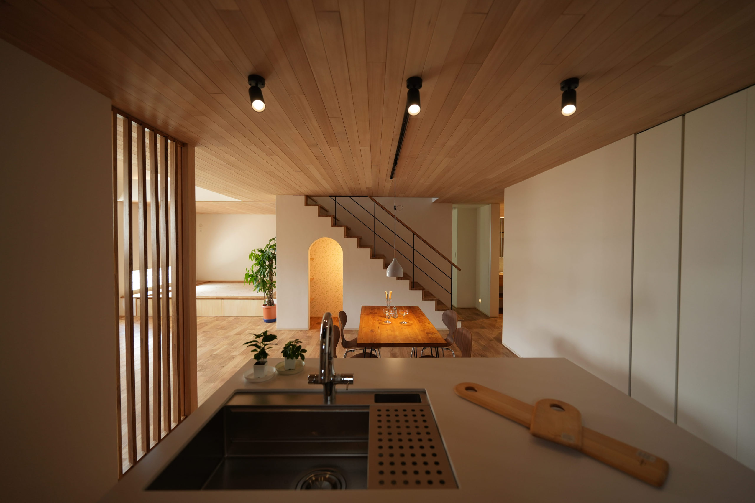 南欧風の三角屋根の家
