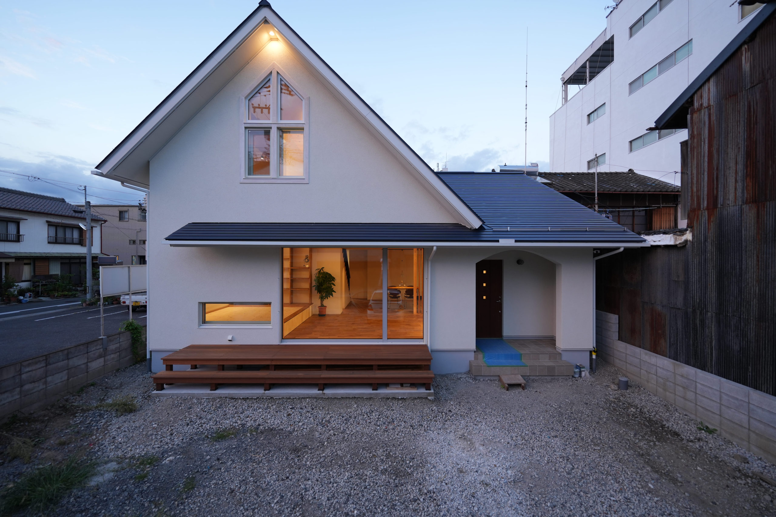 南欧風の三角屋根の家